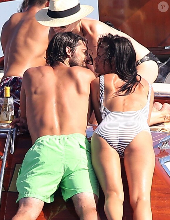 C'est chaud à l'arrière du bateau ! Le prince Carl Philip de Suède, 'playboy du gotha' de 34 ans, et sa compagne Sofia Hellqvist ont profité de la villa Mirage que possède le roi de Suède à Sainte-Maxime, dans le Var, pour passer début août 2013 quelques jours de vacances sur la Côte d'Azur avec des amis. Le 2 août, à l'occasion d'une sortie en mer à bord du Polaris, le prince a épaté la galerie avec ses plongeons, et échangé beaucoup de tendresse avec sa belle.