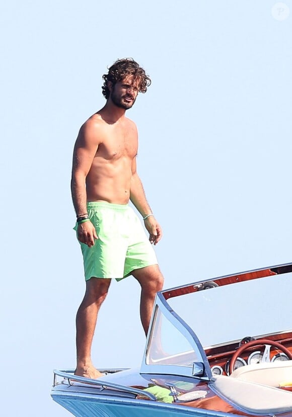 Le prince Carl Philip de Suède, 'playboy du gotha' de 34 ans, et sa compagne Sofia Hellqvist ont profité de la villa Mirage que possède le roi de Suède à Sainte-Maxime, dans le Var, pour passer début août 2013 quelques jours de vacances sur la Côte d'Azur avec des amis. Le 2 août, à l'occasion d'une sortie en mer à bord du Polaris, le prince a épaté la galerie avec ses plongeons, et échangé beaucoup de tendresse avec sa belle.