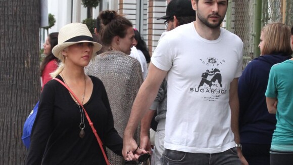 Christina Aguilera : Filiforme en noir et main dans la main avec son amoureux
