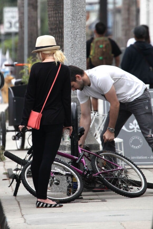 Christina Aguilera, toute de noir vêtu, et son compagnon Matthew Rutler en discrète virée shopping dans le quartier Venice, à Los Angeles le 18 août 2013.