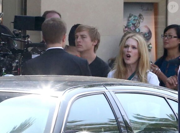 Robert Pattinson et Julianne Moore en action sur le tournage du film "Maps To The Stars" sur Rodeo Drive à Beverly Hills, le 18 août 2013.