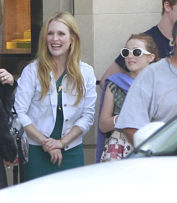 Julianne Moore radieuse au côté de sa fille Liv sur le tournage du film "Maps To The Stars" sur Rodeo Drive à Beverly Hills, le 18 août 2013.
