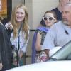 Julianne Moore avec sa fille sur le tournage du film "Maps To The Stars" sur Rodeo Drive à Beverly Hills, le 18 août 2013.
