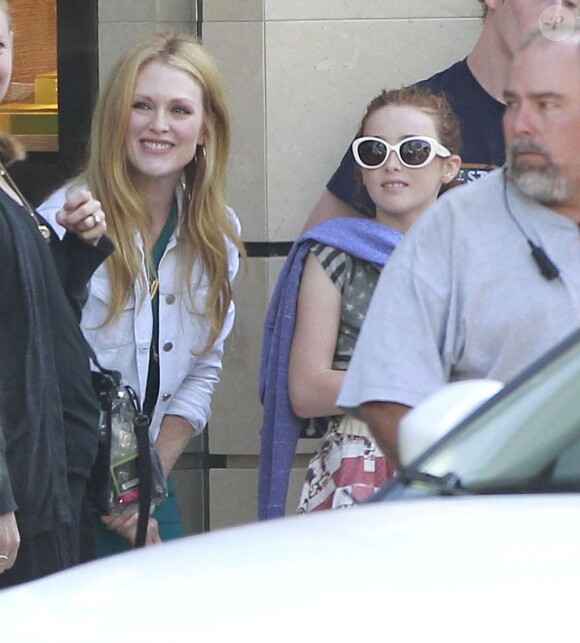 Julianne Moore et sa fille sur le tournage du film "Maps To The Stars" sur Rodeo Drive à Beverly Hills, le 18 août 2013.