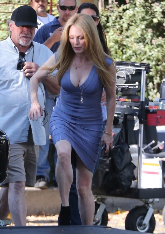 Julianne Moore décolleté sur le tournage du film "Maps To The Stars" à Beverly Hills, le 19 août 2013.