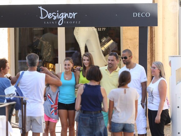 Tony Parker, en vacances avec sa fiancée Axelle Francine à Saint-Tropez, prend une photo avec des inconnus. Le 20 août 2013.