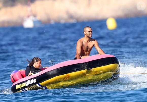 Tony Parker et une amie s'éclatent en pleine mer à Saint-Tropez, le 18 août 2013.
