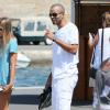 Tony Parker profite de vacances à Saint-Tropez, avec des amis et sa fiancée Axelle Francine. Le 18 aout 2013.