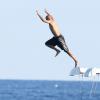 Tony Parker, en vacances à Saint-Tropez, pique une tête en mer. Le 18 août 2013.