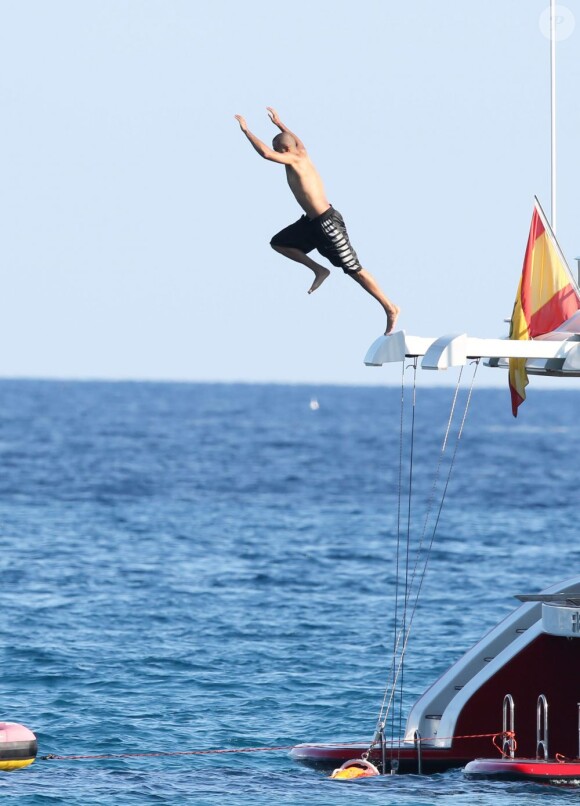 Tony Parker, en vacances à Saint-Tropez, pique une tête en mer. Le 18 août 2013.