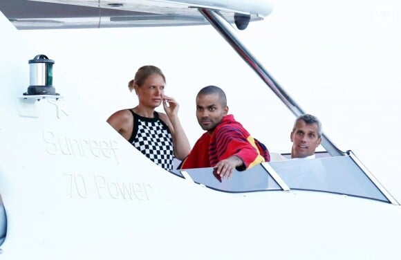 Tony Parker et des amis à bord d'un yacht à Saint-Tropez, le 18 aout 2013.