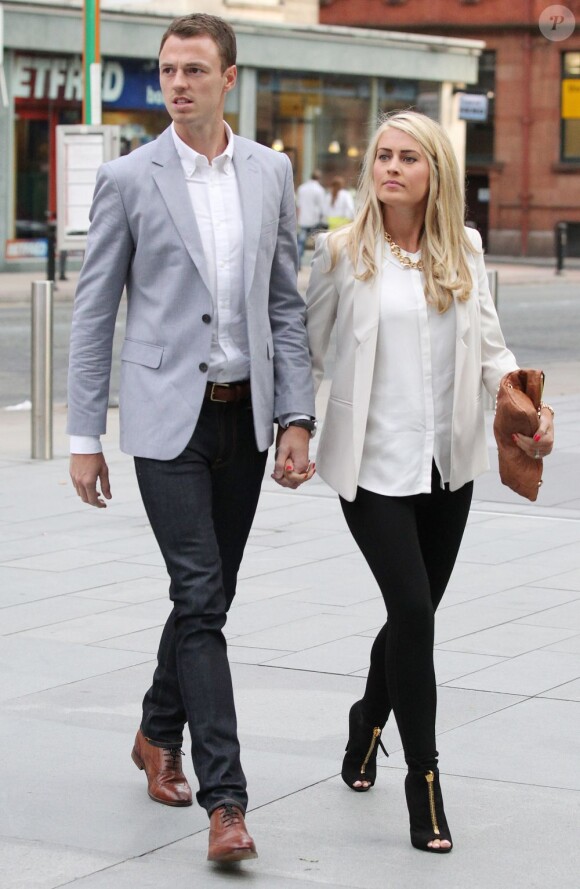 Johnny Evans et sa femme à Manchester pour un repas entre les joueurs de Manchester United le 20 août 2013.