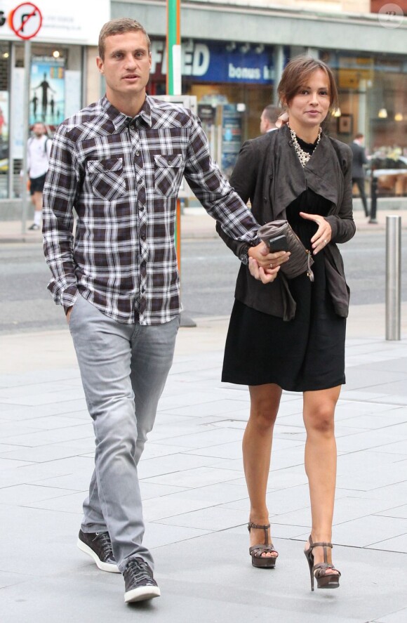 Nemanja Vidic et sa femme à Manchester pour un repas entre les joueurs de Manchester United le 20 août 2013.
