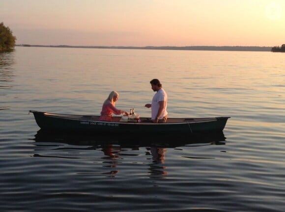 Tori Spelling et son mari Dean McDermott partagent un repas romantique sur l'eau, à Toronto au Canadan, le 19 août 2013.
