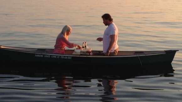 Tori Spelling : Champagne et joli coucher de soleil sur l'eau avec son mari