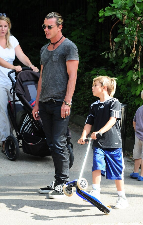 Gavin Rossdale et son fils Kingston à Londres, le 20 août 2013.