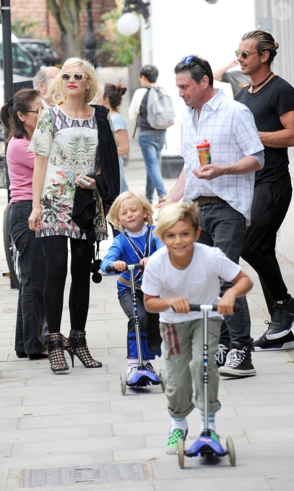 Gwen Stefani, Gavin Rossdale et leurs garçons Kingston et Zuma se baladent dans le quartier de Primrose Hill. Londres, le 19 août 2013.