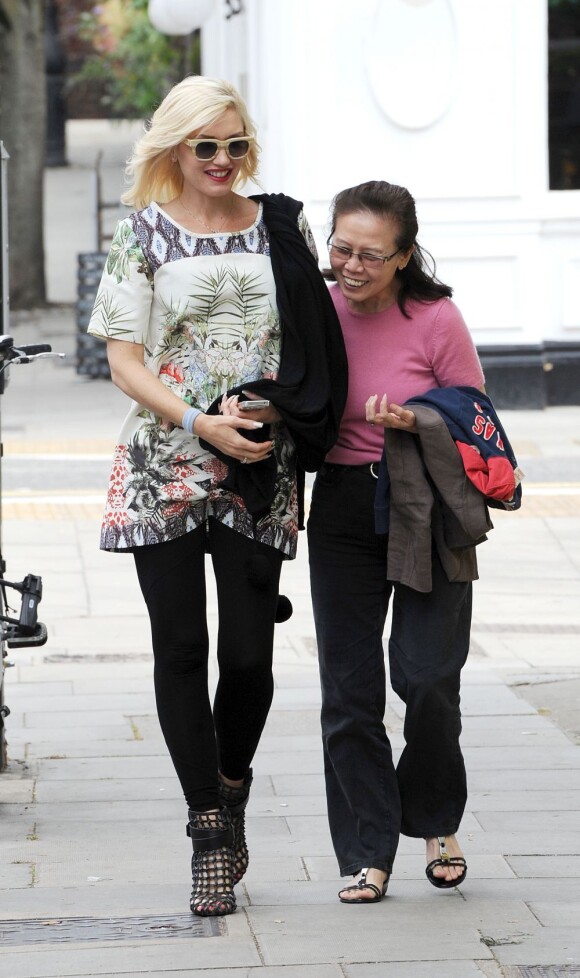 Gwen Stefani et sa belle-mère Barbara Stephan, complices au cours d'une promenade à Primrose Hill. Londres, le 19 août 2013.