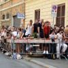 Les fans de Madonna attendent leur idole devant son nouveau club de sport à Rome, le 21 août 2013.