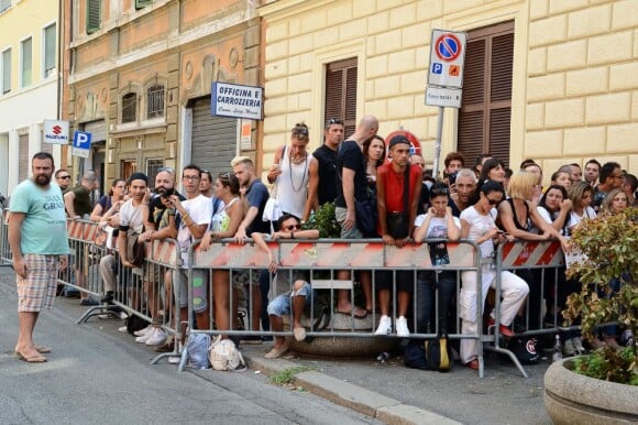 Les fans de Madonna attendent leur idole devant son nouveau club de sport à Rome, le 21 août 2013.