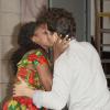 Orlando Bloom et Condola Rashad, héros de la pièce de théâtre Romeo et Juliette, s'embrassent devant le Richard Rodgers Theatre où ils se donneront en spectacle. New York, le 7 août 2013.