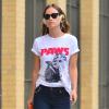 Olivia Wilde se promène à New York, habillée d'un t-shirt Alex & Chloe, d'un jean slim et de bottines H by Hudson. Le 19 août 2013.