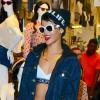 Rihanna fait du shopping dans une boutique American Apparel à New York, entièrement habillée en Rihanna for River Island avec des lunettes vintage Chanel et des baskets Balenciaga. Le 19 août 2013.