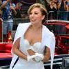 Lady Gaga arrive sur le plateau de l'émission Good Morning America, tout de blanc vêtue avec un total look Mathieu Mirano et des bottines Azzedine Alaïa. New York, le 19 août 2013.
