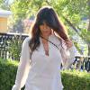 Kourtney Kardashian quitte le restaurant Sugarfish à Calabasas, habillée d'un top crème Rory Beca, d'un short assorti et de bottines Chloé. Le 19 août 2013.