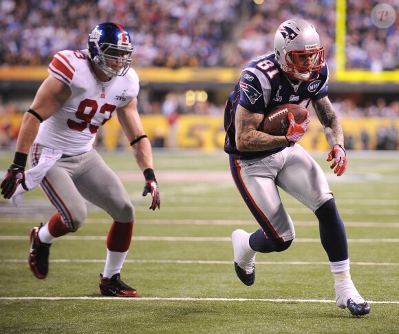 Aaron Hernandez avec la balle lors du Super Bowl XLVI qui se déroulait le 5 février 2012 face aux Giants de New York à Indianapolis