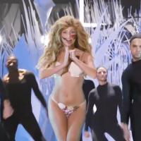 MTV VMA 2013 : Lady Gaga chante ''Applause'' à moitié nue, un live délirant