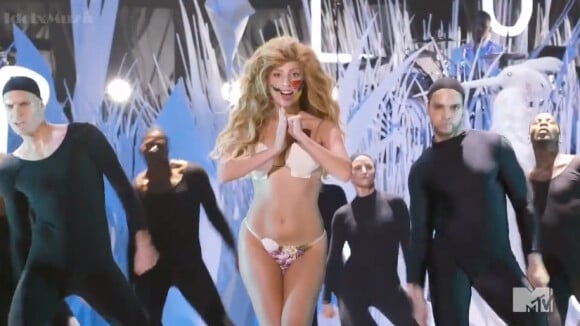 MTV VMA 2013 : Lady Gaga chante ''Applause'' à moitié nue, un live délirant
