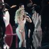 Lady Gaga sur la scène des MTV Video Music Awards à Brooklyn, le 25 août 2013.