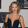 Taylor Swift porte une robe Hervé Léger by Max Azria lors des MTV Video Music Awards au Barclays Center. Brooklyn, le 25 août 2013.