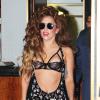 Lady Gaga, très sexy en combinaison et soutien-gorge Atelier Versace, quitte son appartement à New York. Le 26 août 2013.
