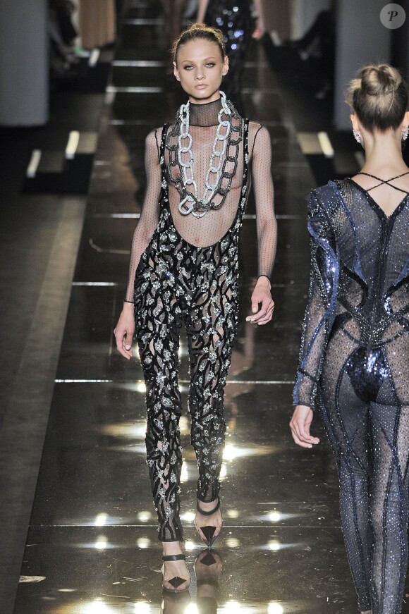 La combinaison transparente Atelier Versace collection automne-hiver 2013 portée par Lady Gaga, dévoilée lors du défilé de mode à Paris le 30 juin 2013.