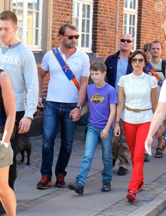 Le prince Felix de Danemark prenait part avec sa mère la comtesse Alexandra de Frederiksborg, ex-femme du prince Joachim de Danemark, son époux en secondes noces Martin Jorgensen, et leur bouledogue français Lily à l'Ecco Walkathon 2013 à Copenhague, le 25 août.