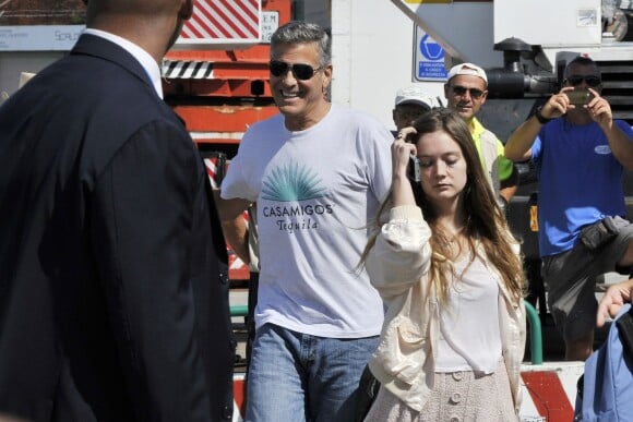 George Clooney arrive détendu pour le 70e festival du film de Venise, le 27 août 2013.