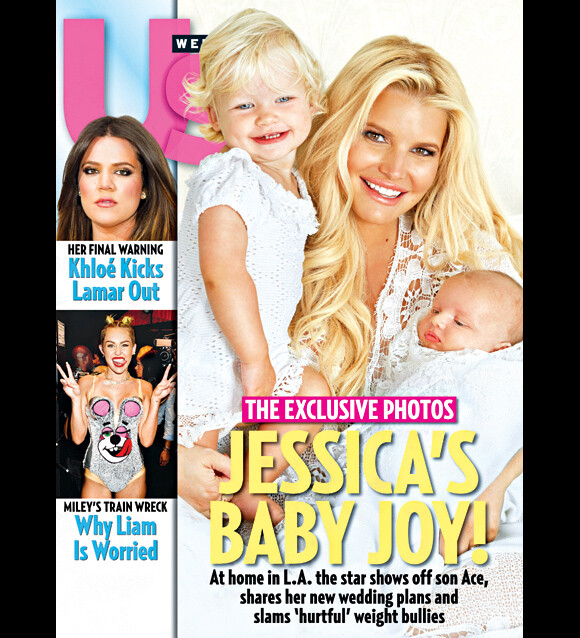 Couverture du magazine Us Weekly sur laquelle Jessica Simpson pose avec sa fille Maxwell (15 mois) et son fils Ace (bientôt 2 mois).