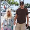 Jessica Simpson, enceinte, et son fiancé Eric Johnson déjeunent à Los Angeles, le 22 juin 2013.