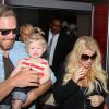 Jessica Simpson, enceinte, son fiancé Eric Johnson et leur fille Maxwell à l'aéroport de Los Angeles, le 5 mai 2013.