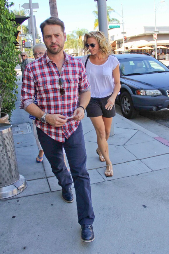 Jason Priestley a fêté ses 44 ans au restaurant E Baldi, avec son épouse et sa mère, à Beverly Hills, le 28 août 2013.