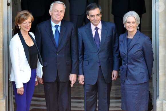 Jean-Marc Ayrault et son épouse Brigitte, François et Penelope Fillon lors de passation de pouvoir au palais de Matignon, le 16 mai 2012.