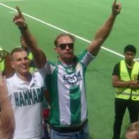 Alexander Skarsgard, déchaîné et guilleret, chauffe un stade en suédois