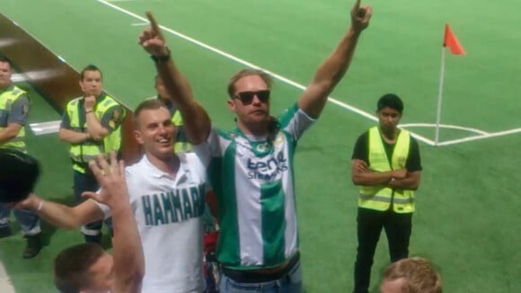 Alexander Skarsgard, déchaîné et guilleret, chauffe un stade en suédois
