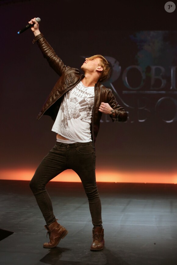 Nyco Lilliu a chanté quelques extraits de la comédie musicale Robin des bois, Ne renoncez jamais, au Carrousel du Louvre à Paris, le 24 mars 2013.