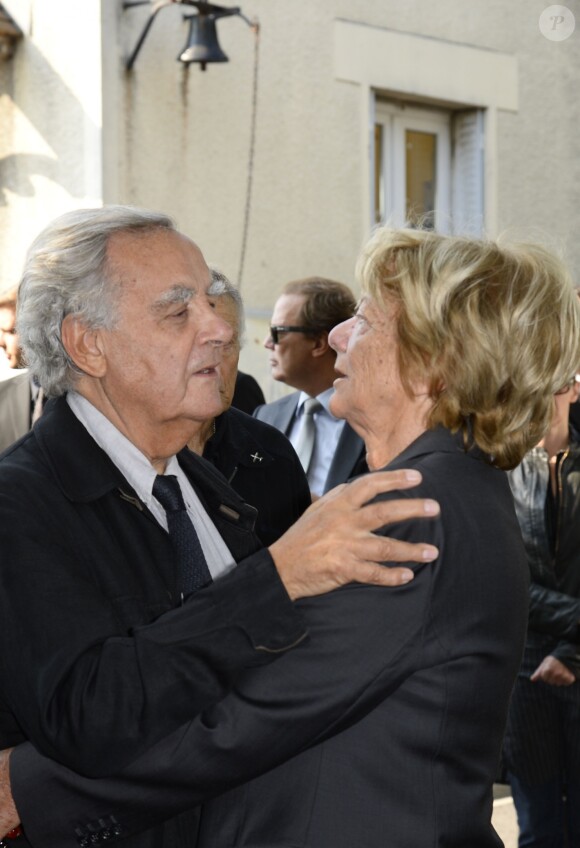 Bernard Pivot et Françoise Huth, femme de Pierre Huth, aux obsèques de Pierre Huth à Nogent-sur-Marne le 30 août 2013.