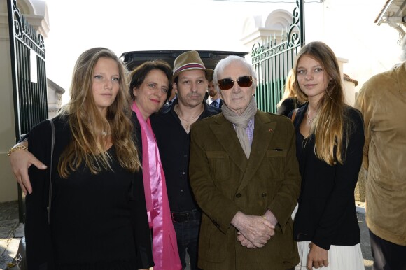 Charles Aznavour et son fils Mischa aux obsèques de Pierre Huth à Nogent-sur-Marne le 30 août 2013.