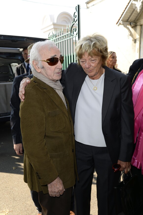 Charles Aznavour et Francoise Huth, femme de Pierre Huth, aux obsèques de Pierre Huth à Nogent-sur-Marne le 30 août 2013.