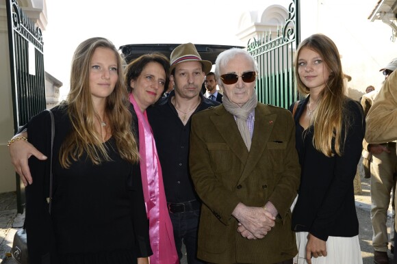 Charles Aznavour et son fils Mischa aux obsèques de Pierre Huth à Nogent-sur-Marne le 30 août 2013.